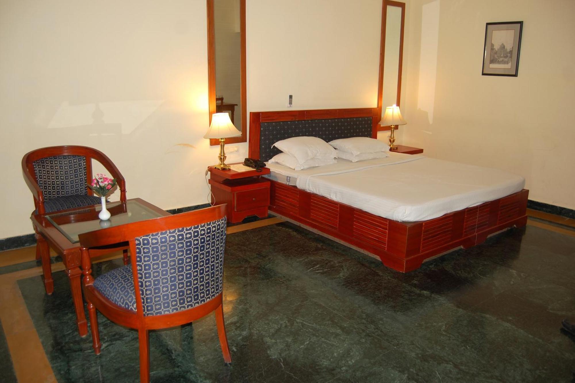 The Royal Residency Hotel Bodhgaya Bagian luar foto