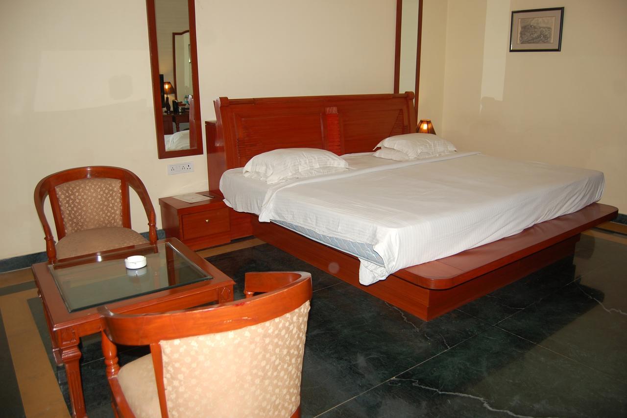 The Royal Residency Hotel Bodhgaya Bagian luar foto